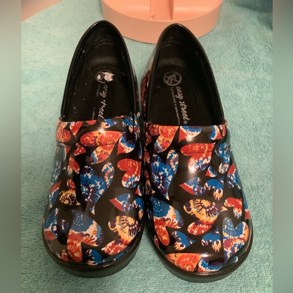 Easy street Clogs
Size 5 1/2
EUC